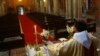 El reverendo Shahid Mehraj oficia la misa de Pascua en vivo desde una vacía Catedral de la Resurrección en Lahore, Paquistán, debido al confinamiento ordenado por el gobierno para detener la propagación del nuevo coronavirus. Abril 12 de 2020.