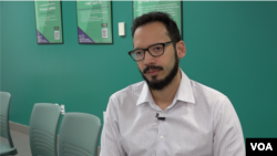 El escritor Rodrigo Blanco Calderón durante una entrevista con la Voz de América (Foto: Antoni Belchi)