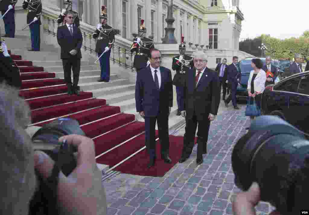 Presiden Perancis Francois Hollande (kiri) tiba bersama Presiden Irak Fouad Massoum untuk menghadiri konferensi internasional dalam upaya menyusun strategi untuk melawan militan ISIS di kantor Kementerian Luar Negeri Perancis di Paris (15/9).