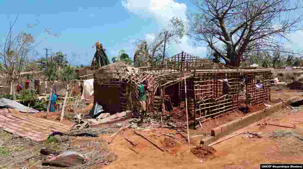 Uma pessoa trabalha num edifício parcialmente destruído depois de o ciclone Chido ter atingido o distrito de Mecufi, província de Cabo Delgado, Moçambique, a 16 de dezembro de 2024, nesta captura de ecrã retirada de um vídeo de um drone.