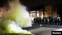 La policía lanza gases lacrimógenos a manifestantes que protestaban por la muerte de un hombre de la raza negra en Blooklyn Center, Minnesota, el 11 de abril de 2021.