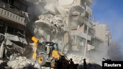Puing-puing gedung yang hancur akibat serangan udara di kawasan Tariq al-Bab, Aleppo, Suriah, 24 September 2016 disingkirkan.