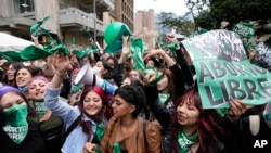Activistas colombianas celebran en Bogotá el martes 22 de febrero de 2022 la decisión de la Corte Constitucional de despenalizar el aborto.
