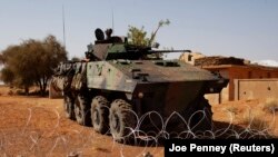 Un engin blindé de l'armée malienne à l'aéroport de Gao, au Mali, le 9 mars 2013.