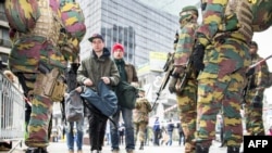 Tentara Belgia memeriksa para pejalan kaki di Brussels (23/3), sehari pasca serangan di bandara dan stasiun kereta api di kota itu.