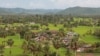 ភូមិមួយក្នុងខេត្តកំពតដែលរុំព័ទ្ធដោយវាលស្រែបៃតងខ្ចីក្នុងរដូវវស្សា នៅថ្ងៃទី៤ ខែតុលា ឆ្នាំ២០១៤។ (នូវ ពៅលក្ខិណា VOA)