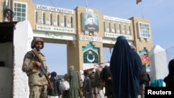 Seorang tentara Pakistan berjaga di Pintu Gerbang yang dinamakan "Friendship Gate", titik perlintasan di kota Chaman, Pakistan, perbatasan Pakistan-Afghanistan, 7 Maret 2017. (Foto: dok).
