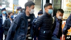 패트릭 람(오른쪽 두번째 안경 착용) 홍콩 '입장신문' 편집국장 직무대행이 29일 현지 경찰에 연행되고 있다.