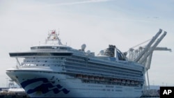 Con varias personas a bordo que han sido diagnosticadas con el coronavirus, el crucero Grand Princess permanece anclado en el puerto de Oakland, California.