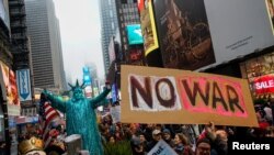 Grupos pacifistas marchan en Nueva York en protesta por la acción de Estados Unidos de eliminar al jefe de la Fuerza Quds iraní, Qassem Soleimani.