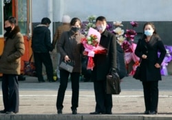 8일 북한 평양에서 행인들이 마스크를 쓰고 있다.