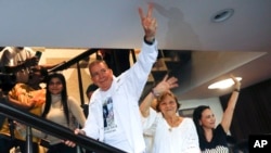 El candidato presidencial opositor Edmundo González Urrutia saluda a jóvenes junto a su esposa Mercedes (a la derecha de la foto) en la Universidad Central de Venezuela, en Caracas, el 14 de julio de 2024.