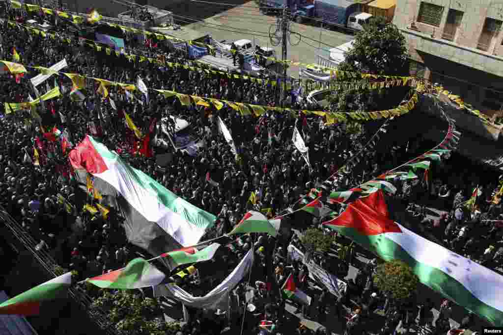 People carry large Palestinian flags during a rally to support the Palestinian U.N. bid for observer state status, Hebron, occupied West Bank, November 29, 2012.