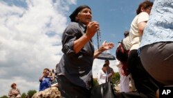 ARCHIVO - Peregrinos rezan en la "Colina de la Aparición" en Medjugorje, 100 kilómetros al sur de Sarajevo, Bosnia, donde se cree que la Virgen María se mostró y transmitió mensajes de paz a seis niños el 25 de junio de 1981.