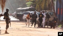 Des personnes fuient le Radisson Blu de Bamako, le 20 novembre 2015. (AP Photo/Harouna Traore)