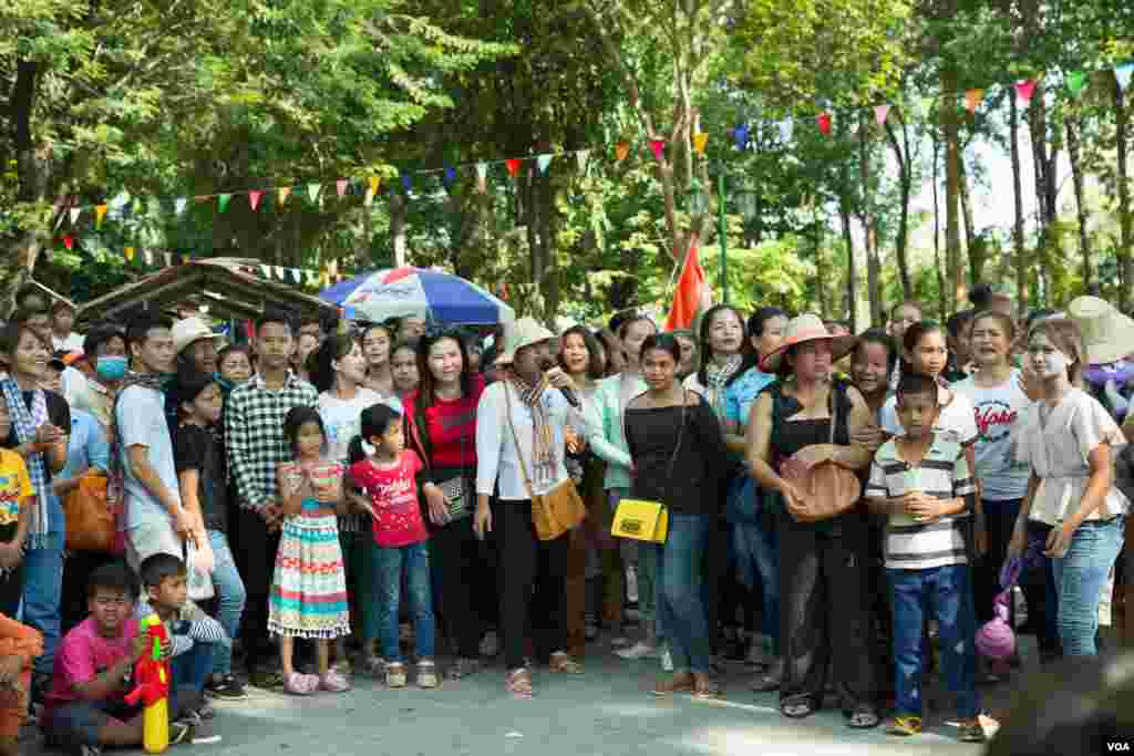 ពលរដ្ឋខ្មែរកំពុងលេងល្បែងប្រជាប្រិយនៅរមណីយដ្ឋានវត្តភ្នំ អំឡុងកម្មវិធីសង្រ្កាន្តវត្តភ្នំដើម្បីអបអរពិធីបុណ្យចូលឆ្នាំប្រពៃណីខ្មែរនៅក្នុងថ្ងៃទីពីរ កាលពីថ្ងៃទី១៥ ខែមេសា ឆ្នាំ២០១៩ ក្នុងរាជធានីភ្នំពេញ ប្រទេសកម្ពុជា។(ទុំ ម្លិះ/VOA)