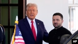 រូបឯកសារ៖ លោក​ប្រធានាធិបតី Donald Trump ទទួល​ស្វាគមន៍​ប្រធានាធិបតី​អ៊ុយក្រែន លោក Volodymyr Zelenskyy នៅ​សេតវិមាន​ កាលពី​ថ្ងៃ​សុក្រ ទី២៨ ខែ​កុម្ភៈ ឆ្នាំ២០២៥។