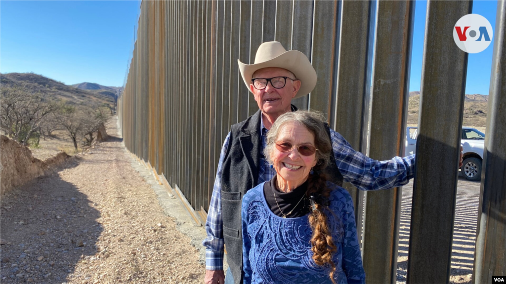Jim y Sue Chilton en la sección del muro fronterizo donde se frenó la construcción a partir del 20 de enero. Ellos piden que la barrera sea construida en su totalidad en su rancho de Arivaca, Arizona.