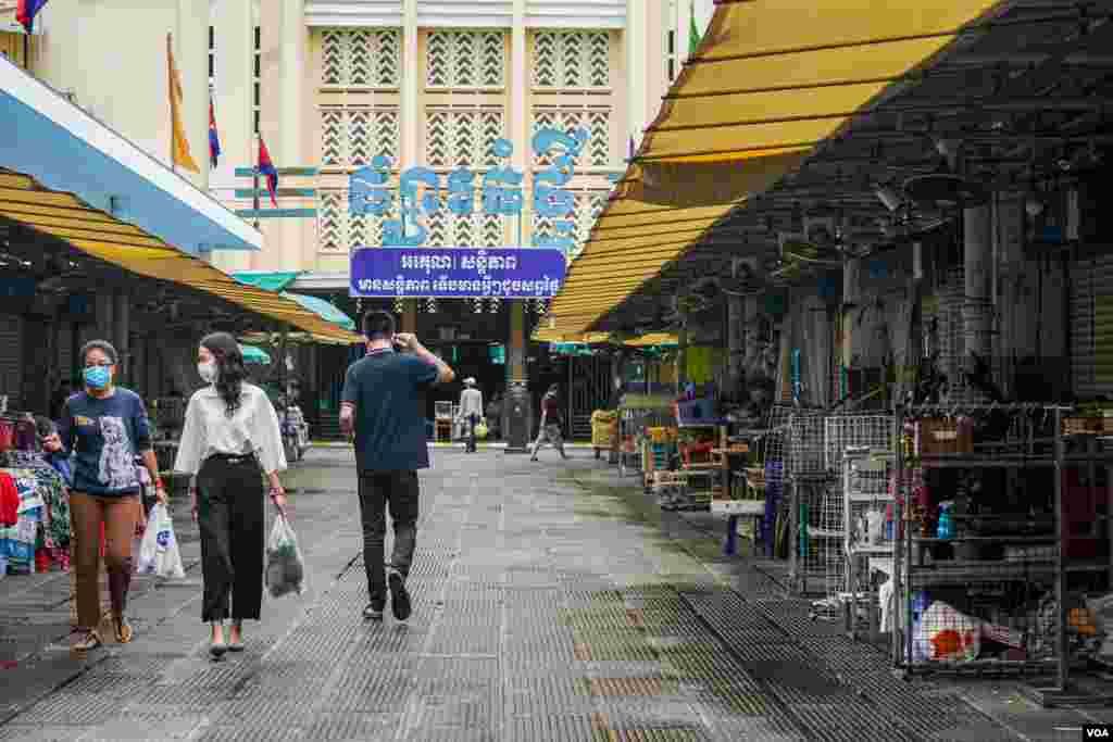 ទិដ្ឋភាពទូទៅនៃការត្រៀមរៀបចំពិធីបុណ្យចូលឆ្នាំខ្មែររបស់ពលរដ្ឋកម្ពុជា រាជធានីភ្នំពេញ នៅថ្ងៃទី ១៣ ខែមេសា ឆ្នាំ២០២០។ (ខាន់ សុគុំមនោ/VOA)