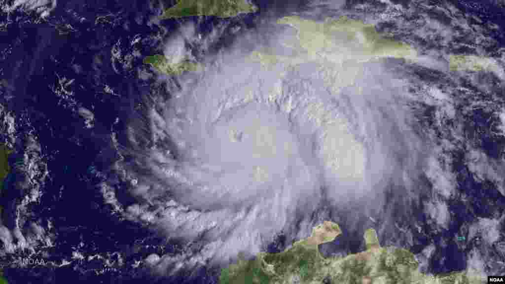 Gambar Badai Matthew di Kingston, Jamaika, yang ditangkap Satelit GOES East (3/10).