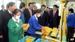 韩国议会的一个代表团10月30日参观开城工业园区的一家工厂