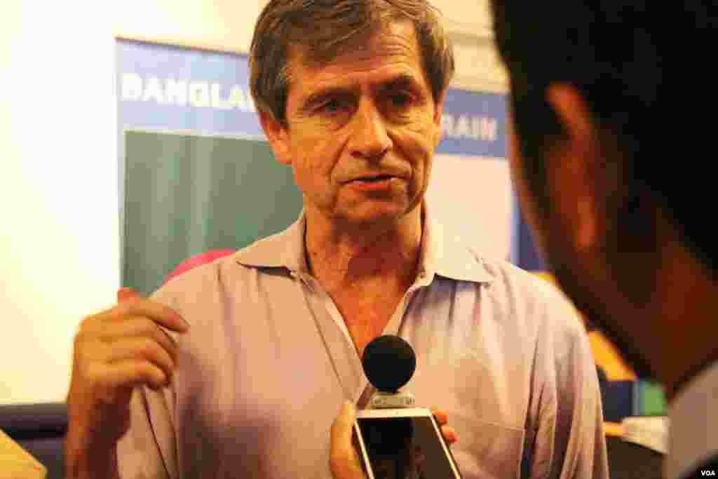 លោក Joe Sestak ប្រធានអង្គការ First Global និយាយទៅកាន់អ្នកសារព័ត៌មាន VOA បន្ទាប់ពីការបញ្ចប់ជាស្ថាពរ ការប្រកួតបញ្ជាមនុស្សយន្ត First Global Challenge ដែលមានយុវជនពីជិត១៦០ប្រទេសចូលរួម នៅសាលសម្តែងសិល្បៈ DAR Constitution Hall ក្នុងរដ្ឋធានីវ៉ាស៊ីនតោន នៅថ្ងៃអង្គារ ទី១៨ ខែកក្កដា ឆ្នាំ២០១៧។ (ណឹម សុភ័ក្រ្តបញ្ញា/VOA)
