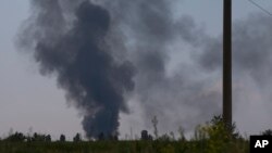 Ukraina vertolyoti urib tushirilishi oqibatida paydo bo'lgan qora tutun, 29-may, 2014-yil.