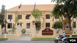រូប​ឯកសារ៖ ទិដ្ឋភាពក្រសួង​អប់រំ​​ យុវជន​និង​កីឡាកាលពី​ថ្ងៃទី​១៥ ខែមិថុនា ឆ្នាំ២០២០ ក្នុង​រាជធានីភ្នំពេញ ប្រទេស​កម្ពុជា​។ (ទុំ ម្លិះ/VOA)