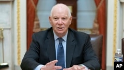 Senator Ben Kardin razgovara sa novinarima u Vašingtonu, 28. septembra 2023.
