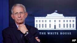 Anthony Fauci, director del Instituto de Enfermedades Alérgicas e Infecciosas, visto durante una sesión informativa sobre COVID-19 en la Casa Blanca el 1 de abril de 2020.