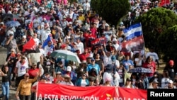 Los partidarios llevan pancartas del Frente Sandinista de Liberación Nacional (FSLN), mientras participan en una marcha progubernamental en Managua, Nicaragua, el 11 de febrero de 2023.