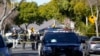 Des enquêteurs de la police se tiennent près de la scène d'une fusillade à Inglewood, en Californie, le dimanche 23 janvier 2022.