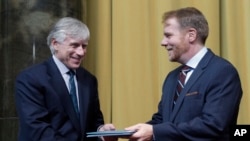 Philip Kennicott, dari harian Washington Post (kanan) menerima penghargaan Pulitzer tahun lalu (foto: dok). 