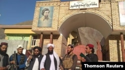 طالبان در مقابل ساختمان مقام ولایت پنجشیر. دوشنبه ۱۵ شهریور 