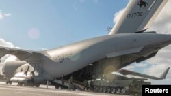 Un tanque Leopard 2A4 se carga en un CC-177 Globemaster III de las Reales Fuerzas Armadas Canadienses (RCAF) para ser enviado al extranjero como parte de la ayuda de Canadá a Ucrania en Halifax, Nueva Escocia, Canadá, 3 de febrero de 2023.