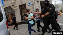 Para penegak hukum saat manahan para jurnalis di Minsk, Belarusia, 28 Juli 2020. (Foto: Reuters/arsip)