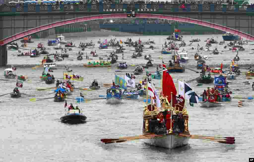 Kapal bernama 'The Gloriana' memimpin iring-iringan di sungai Thames.