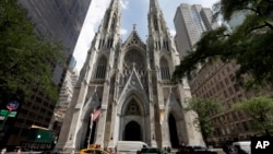 El hombre no identificado de 37 años de edad conducía una camioneta cuando se detuvo el miércoles 17 de abril de 2019 por la noche afuera de la histórica catedral, ubicada en la Quinta Avenida, en el centro de Manhattan.
