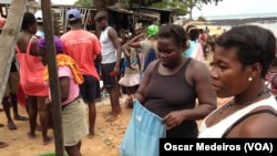 Mulheres incentivadas a não vender carne de tartaruga. 
