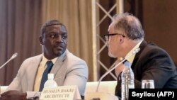 Le chanteur et compositeur sénégalo-américain Akon et son architecte Hussein Bakri (à droite) assistent à une conférence de presse dans un hôtel de Dakar, le 31 août 2020, pour présenter des plans pour créer une ville nommée "Akon City". 