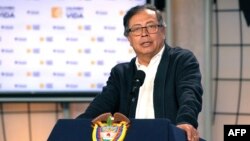 Esta imagen publicada por la oficina de prensa de la Presidencia de Colombia muestra al presidente colombiano Gustavo Petro hablando durante un programa de televisión oficial en Bogotá el 12 de marzo de 2024.