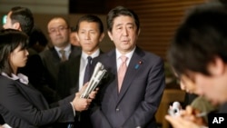 日本首相安倍晋三在东京的首相官邸对记者讲话。（2015年1月21日）