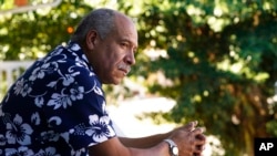 Nelson Araujo, un migrante venezolano, mira desde su apartamento en Miami Springs, Florida, el 23 de noviembre de 2021. 