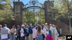 Turistas acudieron a Harvard Yard en la Universidad de Harvard para ver un campamento creado para protestar por la guerra en Gaza, el martes 14 de mayo de 2024, en Cambridge, Massachusetts. El campamento fue retirado voluntariamente el martes por la mañana.