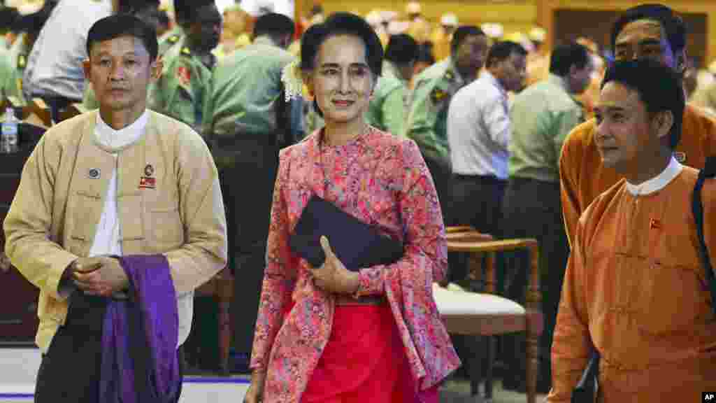 Shugabar jam'iyyar rajin kare mulkin dimokaradiyya, Aung San Suu Kyi, tare da wasu 'yan majalissa daga jam'iyyarta bayan taron. 