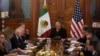 El presidente mexicano, Andrés Manuel López Obrador (centro), reunido con altos funcionarios de la Administración del presidente Joe Biden en México este 27 de diciembre para abordar la situación migratoria agudizada con una nueva caravana.