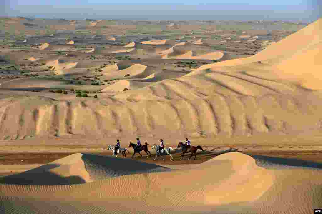 Abu Dabi sahrolarida.