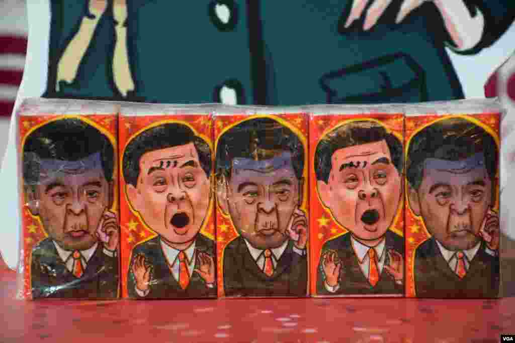 香港民主黨在維園年宵攤位展出被中國當局扣關的惡搞特首梁振英紙巾。(美國之音湯惠芸攝)