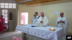 Des prélats catholiques célèbrent une messe dans l’église Tchakidjebe, près de Maroua, Cameroun, janvier 2014.