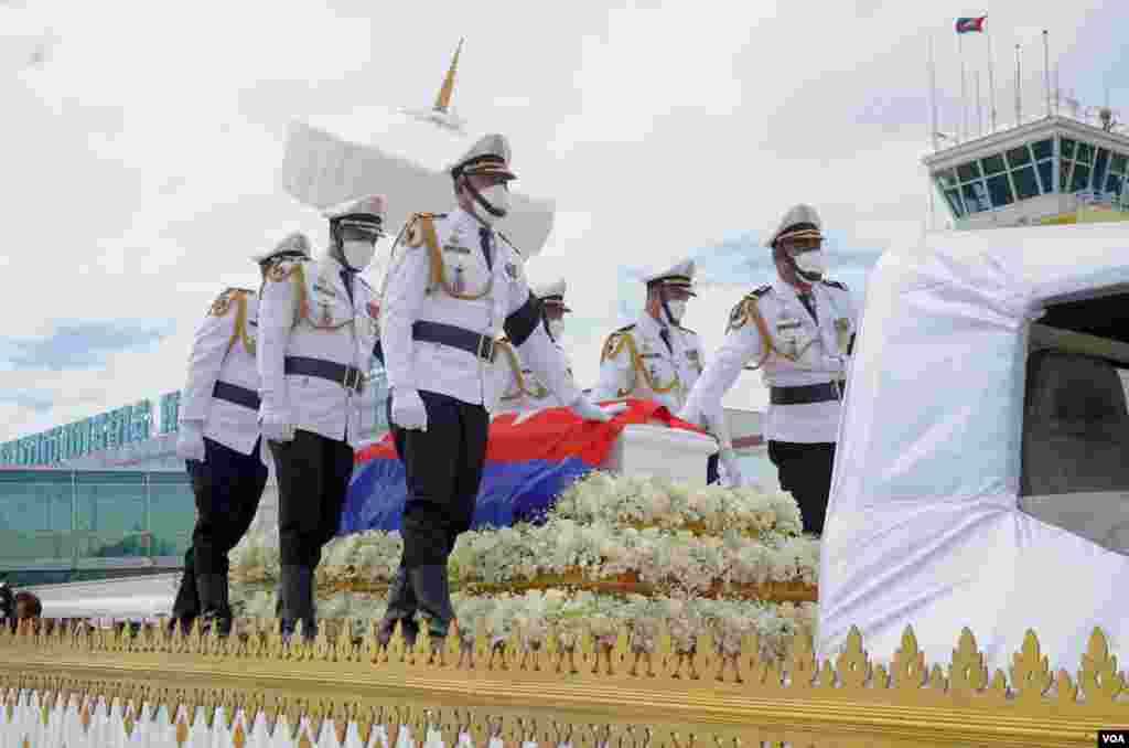 សពសម្តេចក្រុមព្រះនរោត្តម រណឫទ្ធិ ត្រូវបានដង្ហែតាមព្រះទីនាំង ឆ្ពោះទៅកាន់ព្រះដំណាក់ ដើម្បីប្រារព្ធព្រះរាជពិធីបុណ្យតាមព្រះរាជវេណី ភ្នំពេញ ថ្ងៃអាទិត្យ ទី៥ ខែធ្នូ ឆ្នាំ២០២១។ (ខាន់ សុគុំមនោ/វីអូអេ)